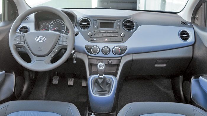 Το εσωτερικό του νέου Hyundai i10 είναι ποιοτικό, με όμορφη σχεδίαση και επενδύσεις, αλλά και με πολύ καλή εργονομία.
